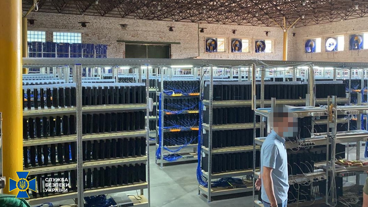 Figura 1: una granja de minado de Bitcoin en Ucrania. Véase la cantidad de GPUS en paralelo (armario de la izquierda). Fuente: Bitcoin.com.